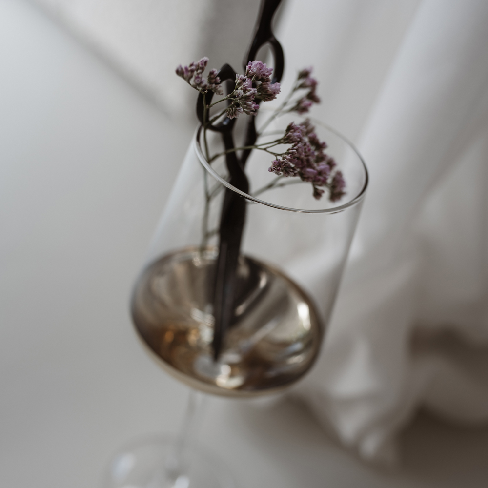 Glas mit getrockneten Blüten – fineSCHNEIDEN.